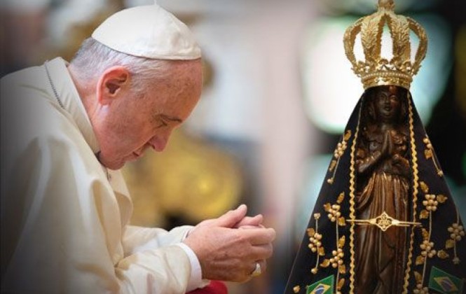 El Papa Francisco reza conmovido ante la Virgen de Aparecida/ Foto ACI prensa