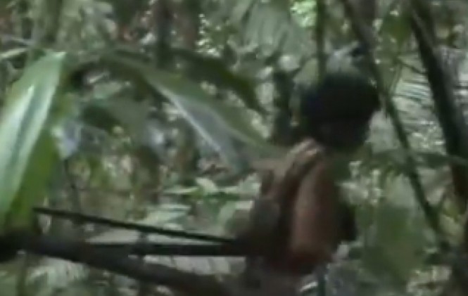 Imagen de un indígena de tribu Kawahiva. Foto: Captura youtube.com