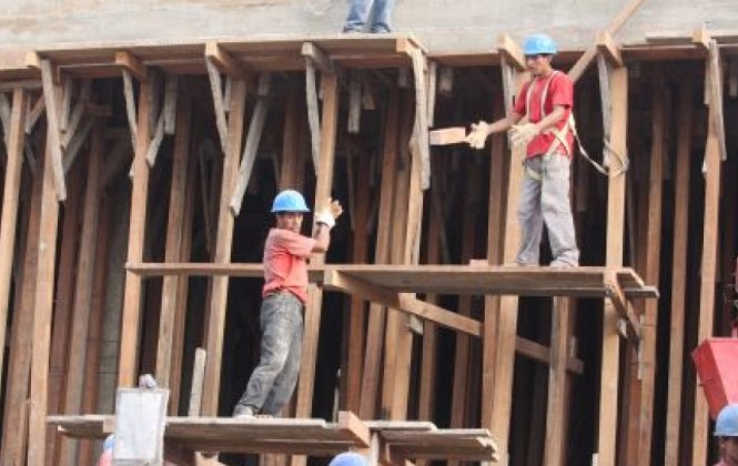 Los trabajadores de la construcción tiene muy poca protección en sus fuentes laborales, por lo que piden se apruebe el Proyecto de Ley de Seguro. Foto: Arch.