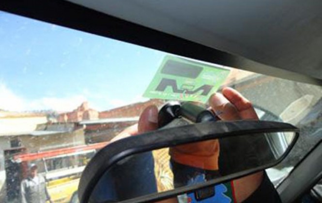 Colocado de la etiqueta que identifica un vehículo. (Foto: anh.gob.bo)