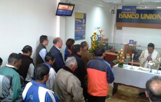 La nueva agencia tuvo la bendición del parroco de Batallas. Foto: BUSA