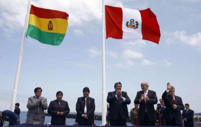 El presidente Evo Morales junto al ex mandatario peruano Alan García y sus comitivas, cuando se firmó el Protocolo de Ilo. Foto: ANF.