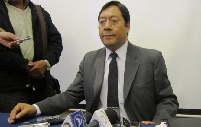 El Ministro de Economía da cuenta de la bolivianización de la moneda. Foto: ANF.