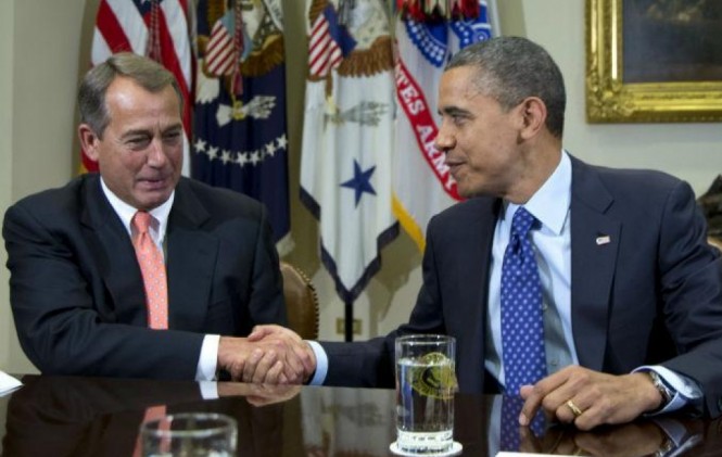 El republicano John Boehner estrecha la mano del presidente Barack Obama/ Foto dineroenimagen
