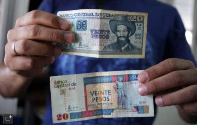 Un billete de 20 pesos cubanos (CUP), arriba, y otro de pesos convertibles (CUC), abajo/ Foto El País