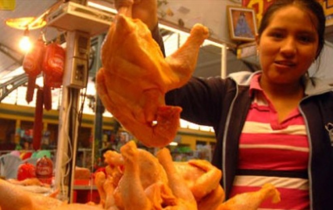 El precio del pollo subió en reiteradas ocasiones en los mercados nacionales. Foto: Archivo.