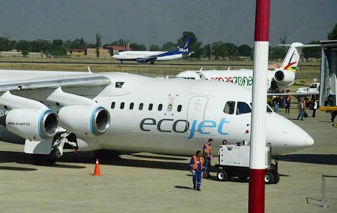 Una de las aeronaves de EcoJet en el aeropuerto Jorge Wilstermann de Cochabamba. Foto: Los Tiempos.