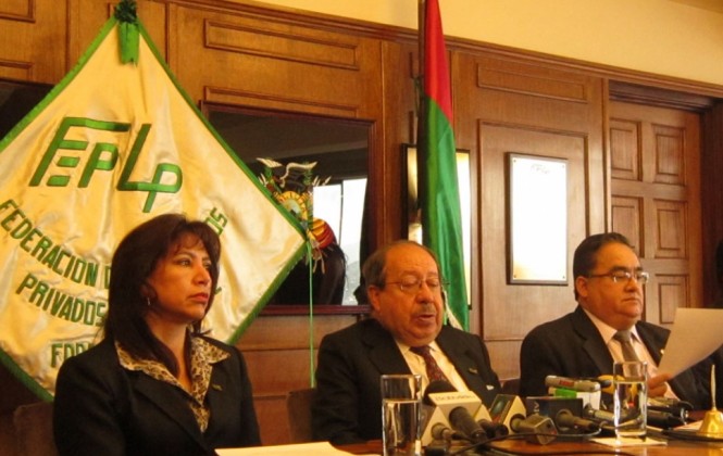 El Presidente de la FEPLP (centro) se refiere al tema. (Foto: ANF)