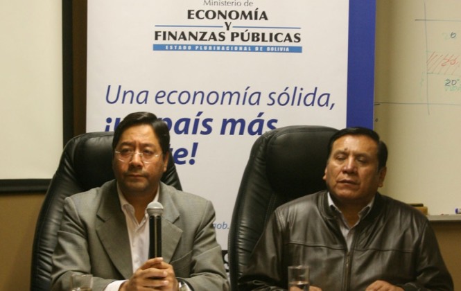 Los Ministros de Economía (izq) y de Trabajo (der) informan sobre la norma. (Foto: ANF)