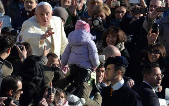 El Papa Francisco en uno de sus habituales encuentros con la gente y los niños/ Foto El Mundo.es