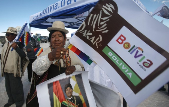 Caravana en espera del paso del Rally Dakar 2014 en Bolivia. / Foto: ANF