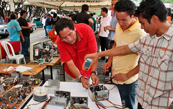 Jóvenes en una feria de institutos tecnológicos / FOTO: www.lavozdelsandinismo.com