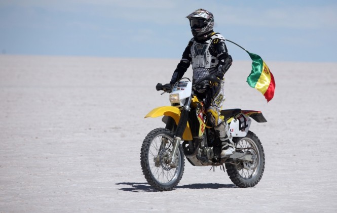 Un motociclista en el Salar de Uyuni/Foto archivo ANF.