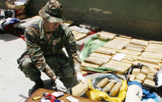 Uniformado boliviano confisca pasta base de cocaína en Bolivia. Foto: Archivo.