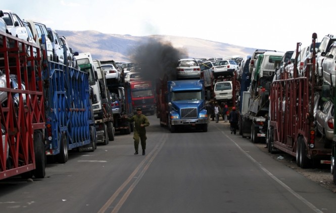 Varios camiones que transportan carga de exportación Foto: ANF