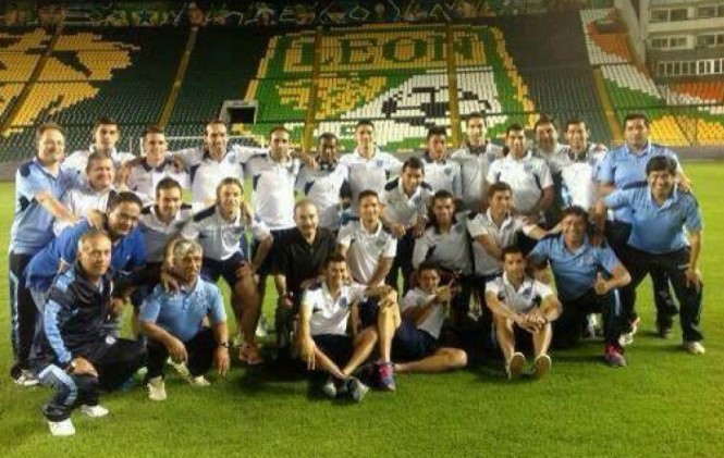 El club Bolívar en el estadio de León. Foto: Lorgio Álvarez.