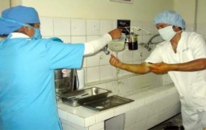 Dos trabajadores en salud Foto: ANF