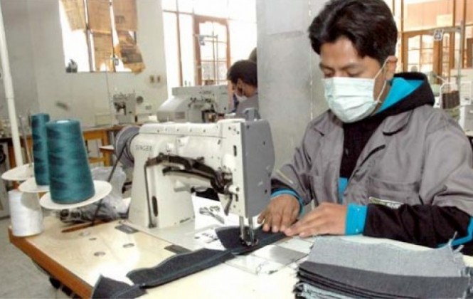 Un trabajadores que confecciona prendas de vestir Foto: ANF