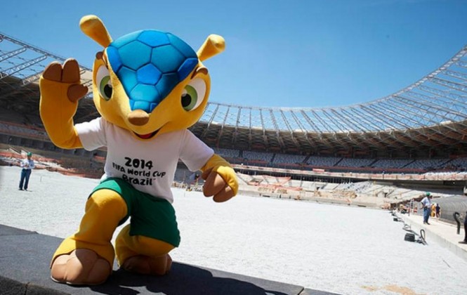 La mascota del mundial Fuleco en la construcción de uno de los principales estadiums de Brasil/Foto archivo www.lagaceta.com.ar
