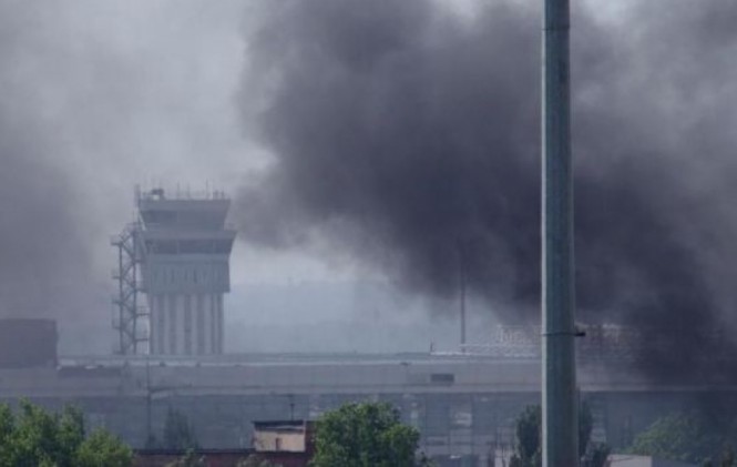 Fuerza aérea ucraniana lanza un ataque en el aeropuerto de Donetsk para desalojar a los rebeldes prorrusos de ese lugar/ Foto televisa.com