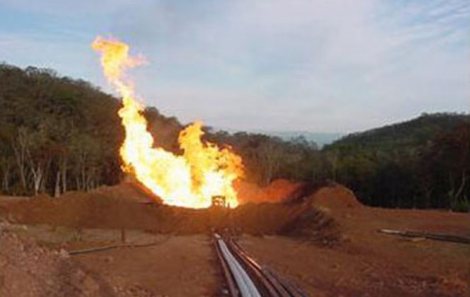 La quema de gas en un campo productor de hidrocarburos Foto: ANF
