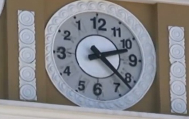 Ahora el reloj del Palacio Legislativo gira al revés/Foto ANF