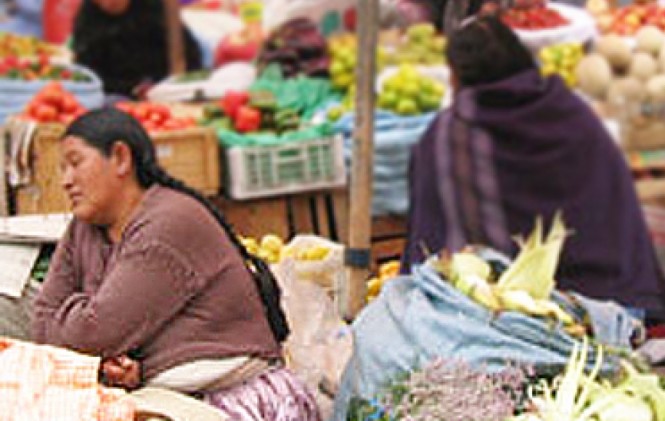 Vendedoras de alimentos en un mercado paceño. Foto: ANF