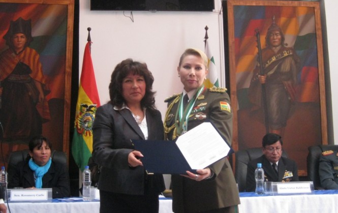La general Lily Cortes Avalos recibe el reconocimiento/Foto ANF