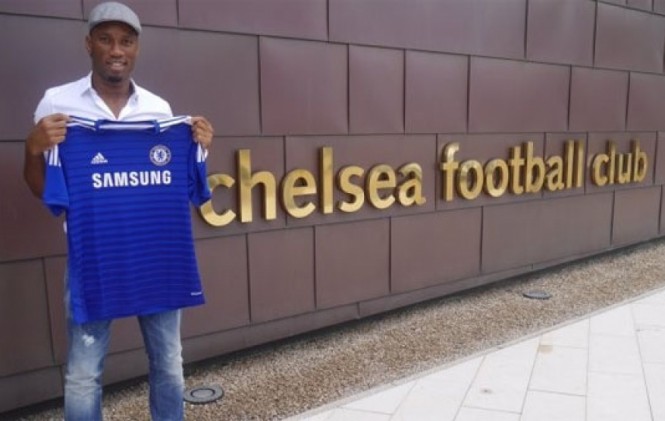 Drogba posa con la polera del club Inglés, Chelsea en lso predios de la institución. Foto: ChelseaFC.paginaoficial.