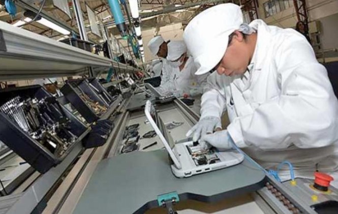 Un técnico ensambla una computadora en la planta de El Alto/Foto archivo ANF