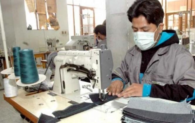Un trabajador de una empresa textilera Foto: ANF