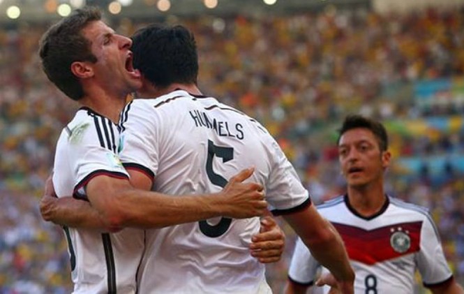 Hummels y Klose celebran el gol de la clasificación teutona. Foto: juanpastenpeñafield.facebook.com