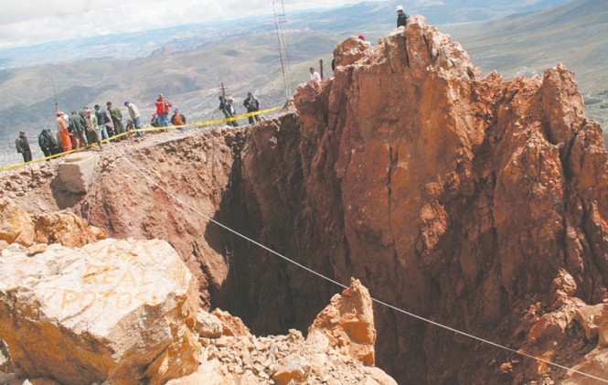 En la imagen se aprecia la magnitud del hundimiento del Cerro Rico/ Foto archivo