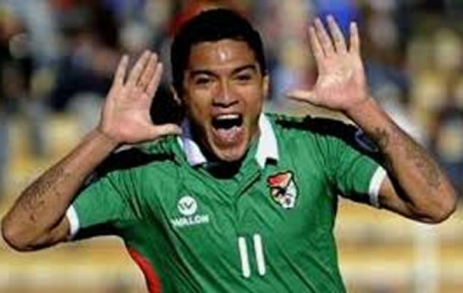 Alcides Pedña celebrando un gol con la Selección nacional. Foto: fútbol.loquenosabías.com