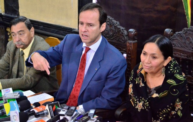Tuto Quiroga presenta a su acompañante de fórmula Tomasa Yarhui/ Foto ANF