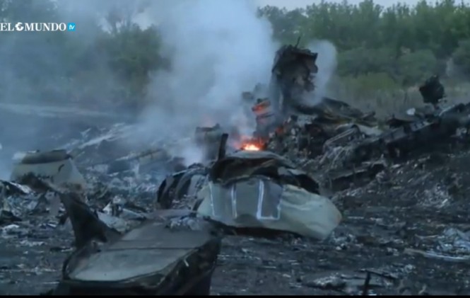 Los restos humeantes del avión de la compañía Malaysia Airlines/ Foto El Mundo