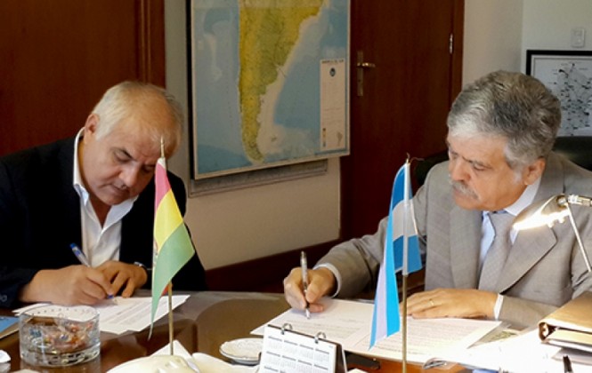 Firmas de las dos autoridades. Foto: Min. Hidrocarburos
