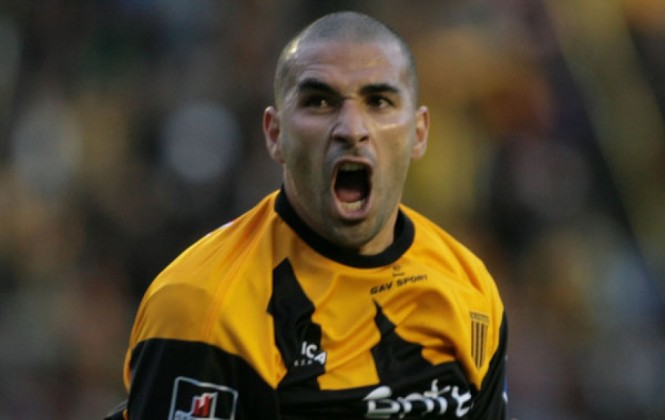 Ernesto Cristaldo celebrando un golo con la camiseta atigrada. Foto: ANF.