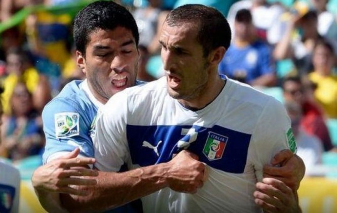 La mordida de Luis Suárez a Giorgio Chiellini. Foto: @deporpe