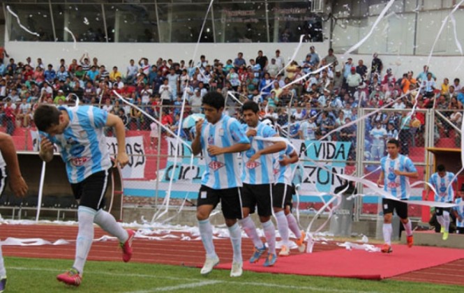 Jugadores de Ciclón de Tarija ingresando al terreno de juego. Foto: ca.ciclon.com.