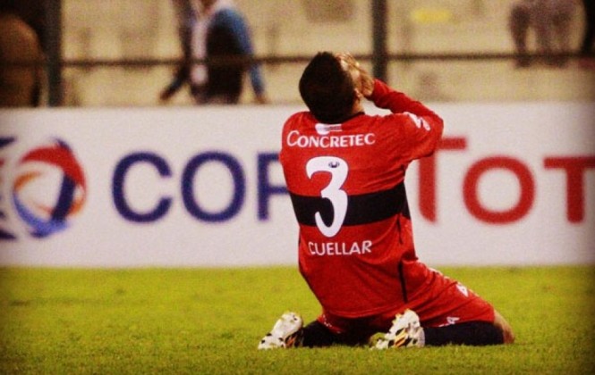 Un jugador de Universitario arrodillado en el campo de juego por el empate ante el equipo peruano. Foto: Copa Total Sudamericana/facebook.