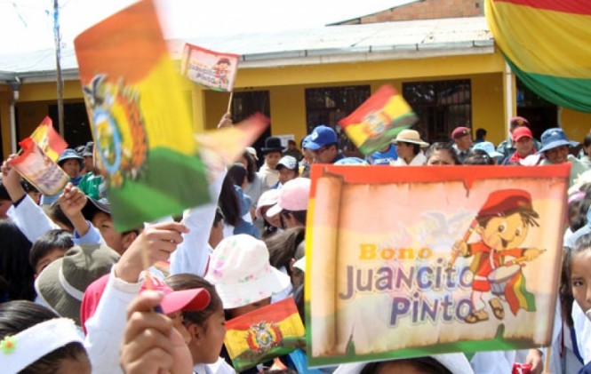 El bono Juancito Pinto beneficia con Bs 200 a los estudiantes de colegios fiscales. Foto: ANF.