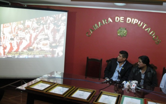 El diputado Zapata mostrando el video utilizado por el Perú/Foto ANF.