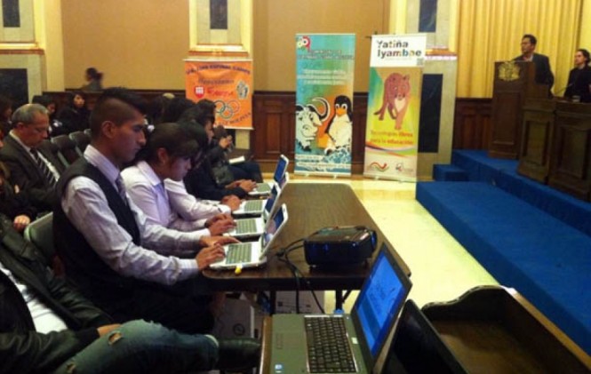 Con estudiantes y las computadoras Quipus se presentó la campaña Yatiña Iyambae. Foto: Mario Durán