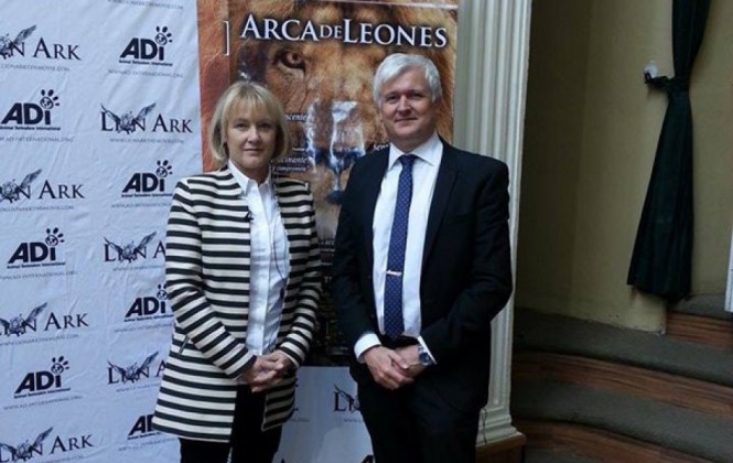 Jan Creamer presidente ADI junto al director del documental Arca de Leones Tim Phillips. Foto:ANF