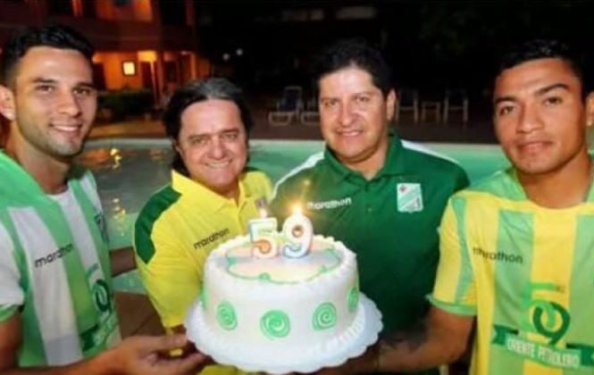 Alejandro Meleán, José Álvarez (presidente del club, Eduardo Villegas (entrenador y el Alcides Peña posan junto a la torta de los 59 años de Oriente Petrolero. Foto: @OrientepOficial