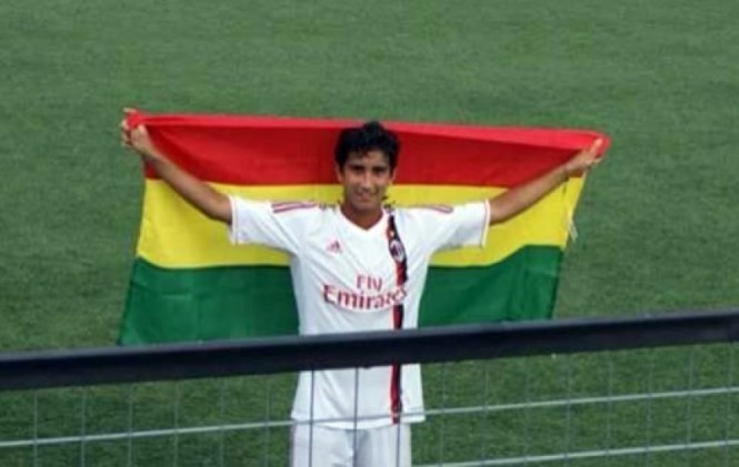 Sebastián Gamarra sosteniendo la bandera boliviana. Foto:  @sebasgamarra97 .
