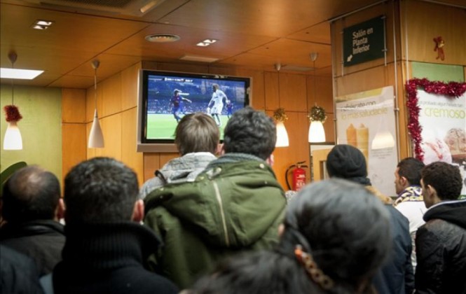 Hinchas viendo un partido de fútbol por televisión. Foto: Archivo.