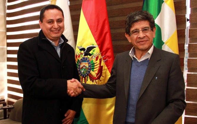El vicepresidente de YPFB  Guillermo Achá y  Carlos Villegas/Foto YPFB