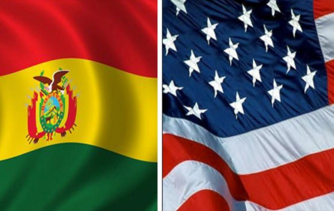 Banderas de Bolivia y Estados Unidos. Foto: ANF